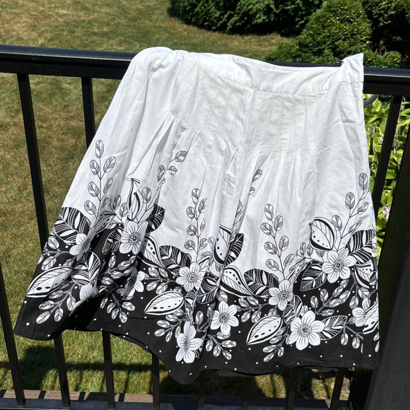 Vintage GH Bass & Co White and Black Floral Print Skirt - pristine cond - Size 6 - Picture 2 of 8